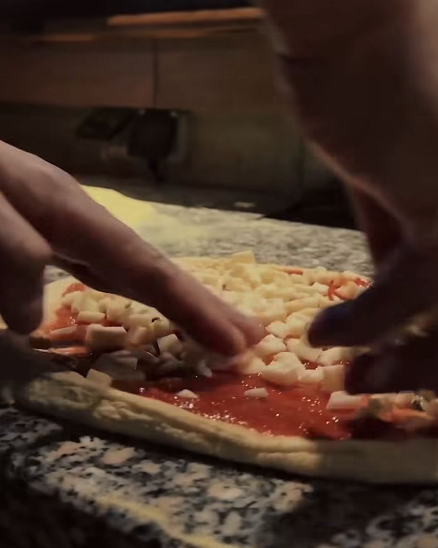 Pizza montée à la main avant le four à bois